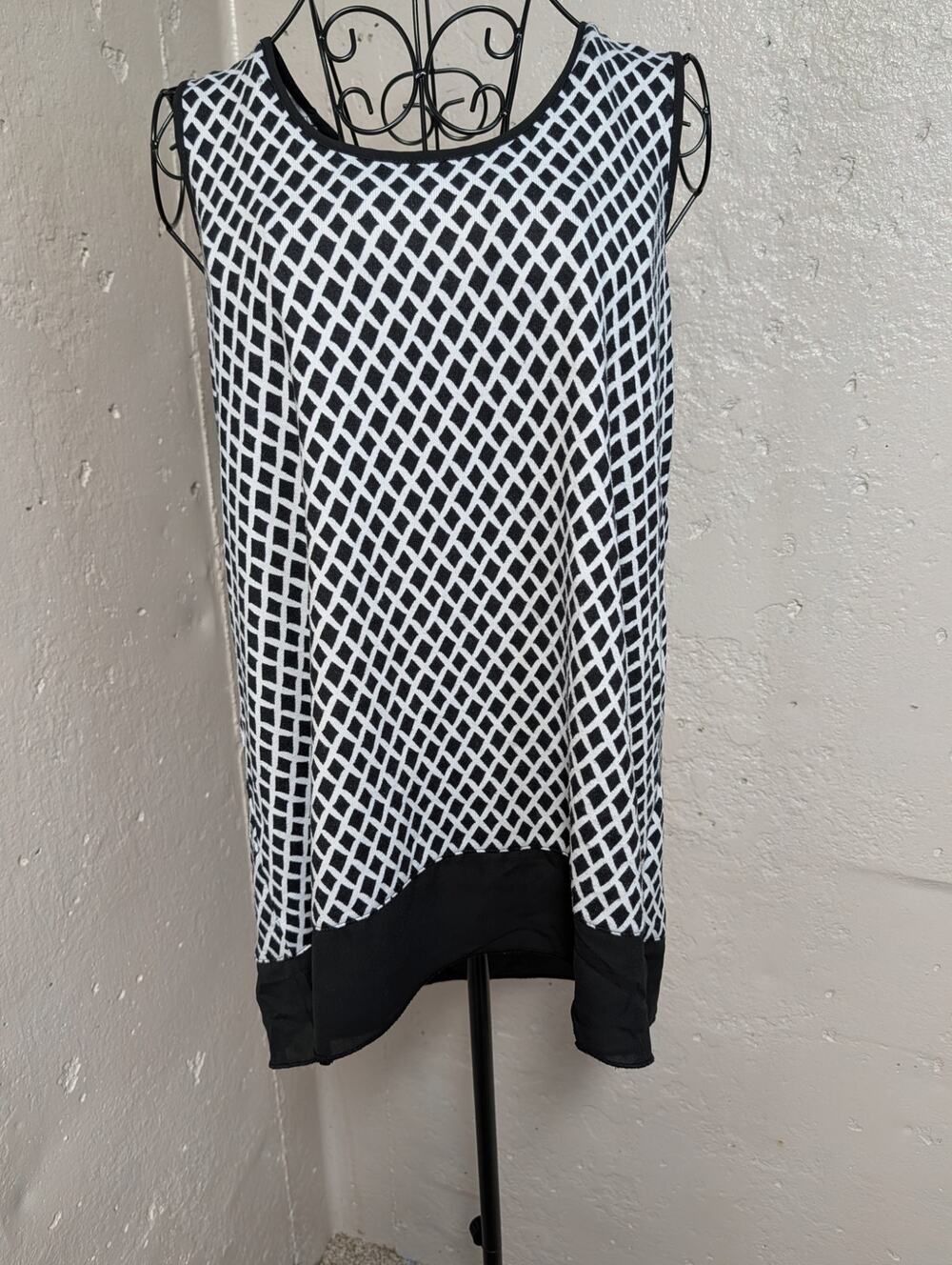 Liz Lange Black White Geometric Mod Sleeveless Tunic Top Medium